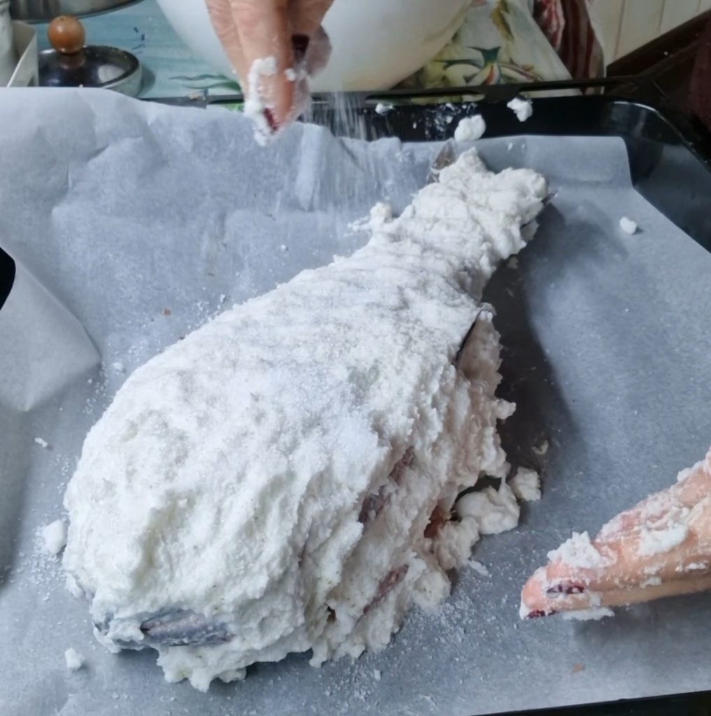 Comment cuire le poisson en croûte de sel 