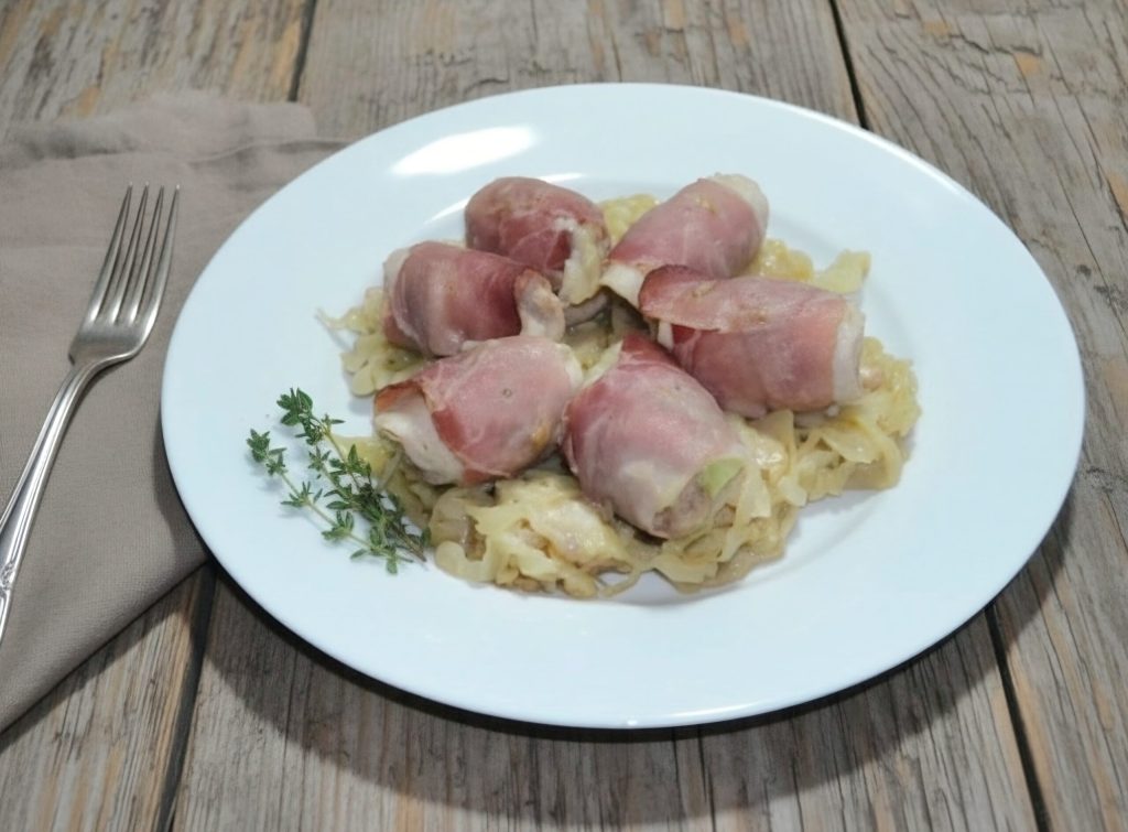 Roulades de poulet, chou et speck