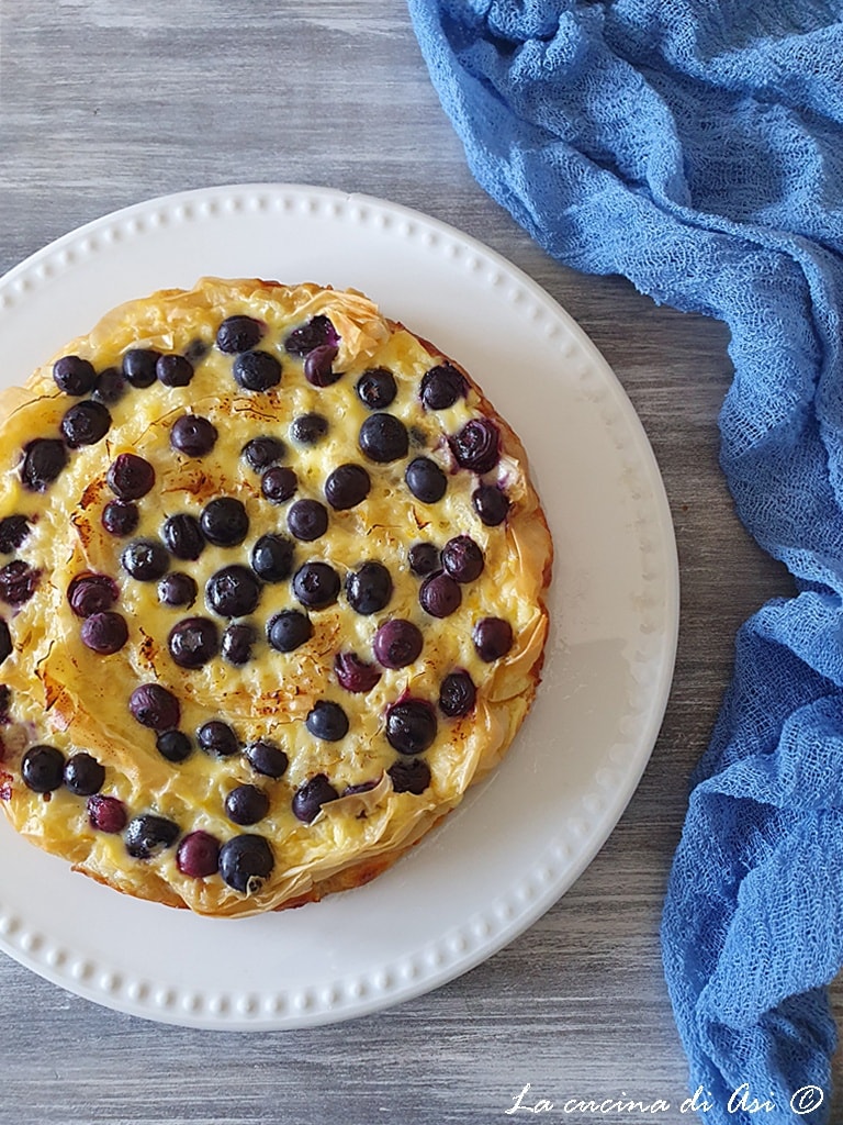 Soufra prête gâteau grec avec pâte filo crème yaourt et citron et décorée avec myrtilles