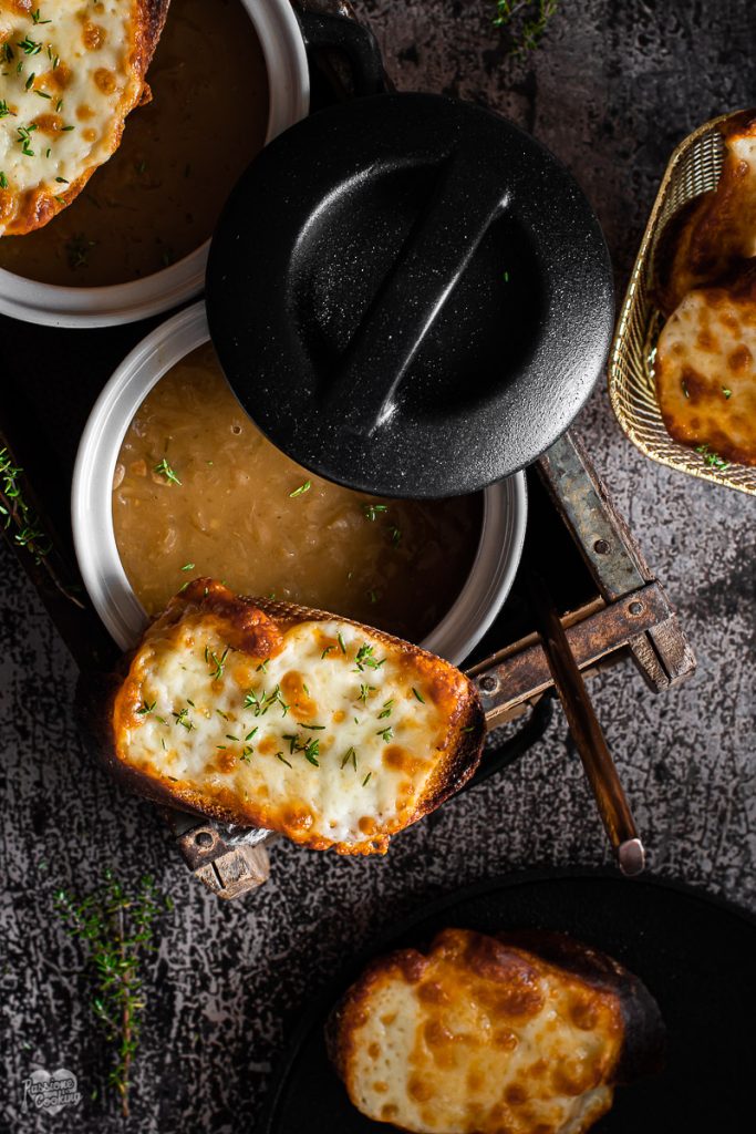 Soupe à l'oignon avec croûtons au fromage
