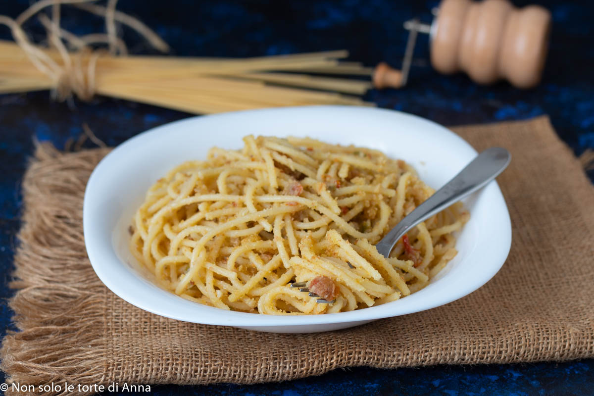 Spaghetti aux anchois et chapelure