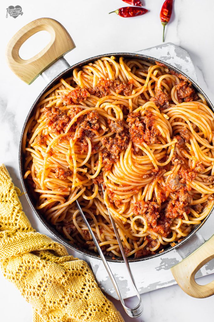 Spaghetti avec saucisse et tomate