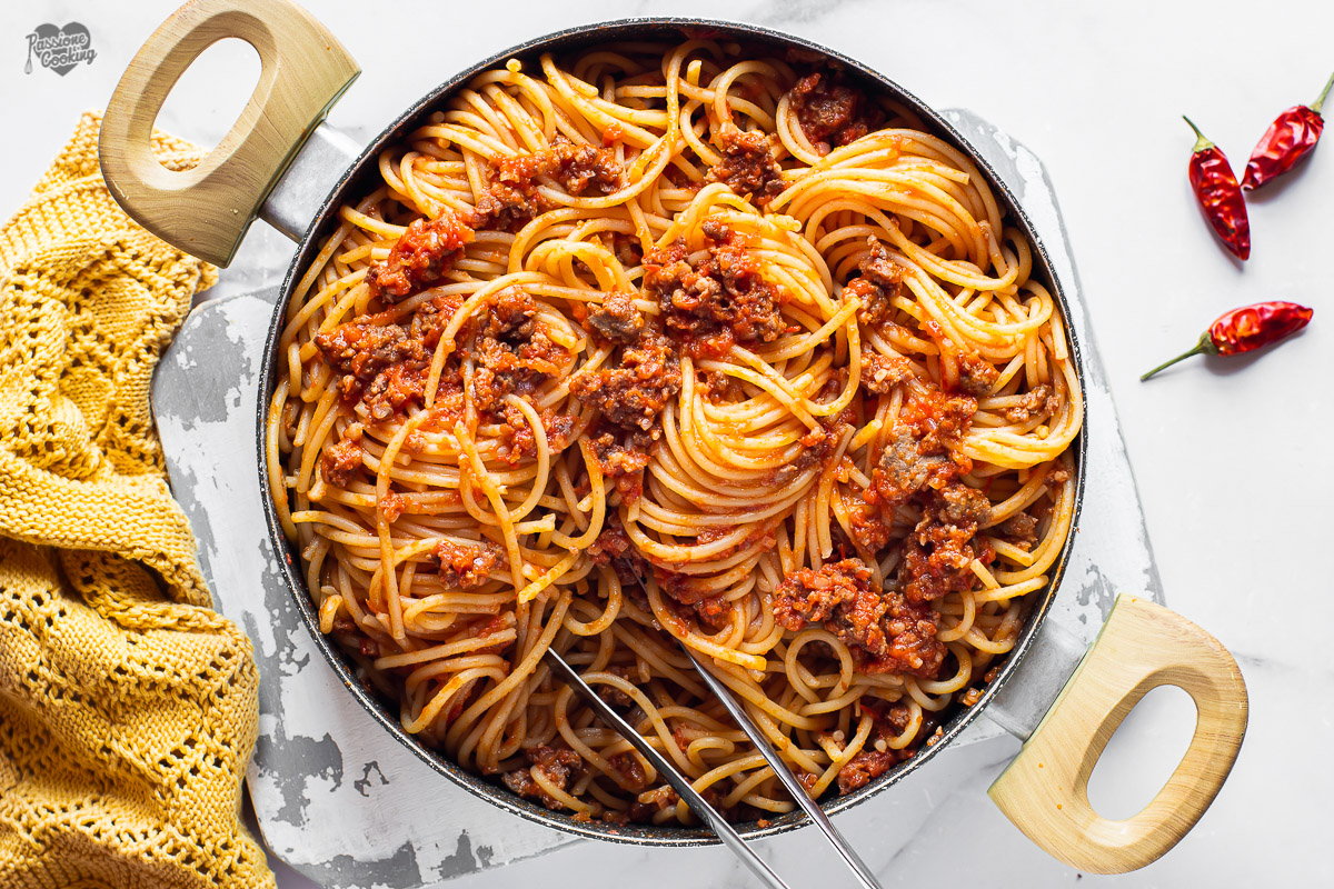 Spaghetti avec saucisse et tomate