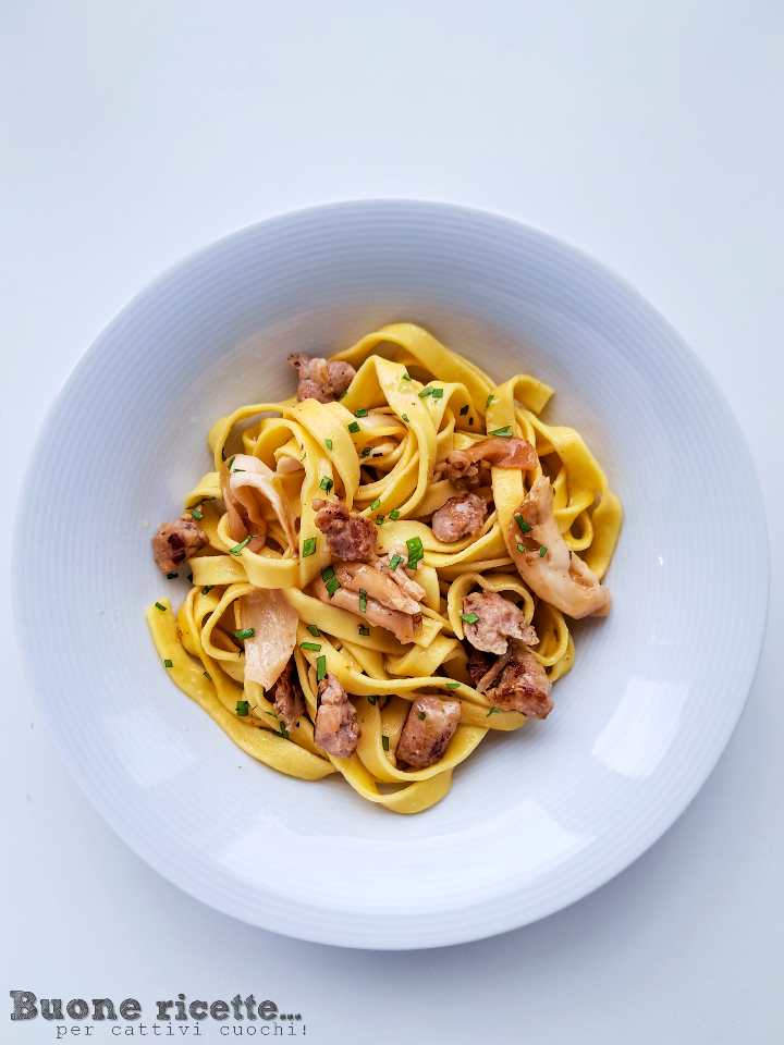 tagliatelles savoureuses avec champignons et saucisses