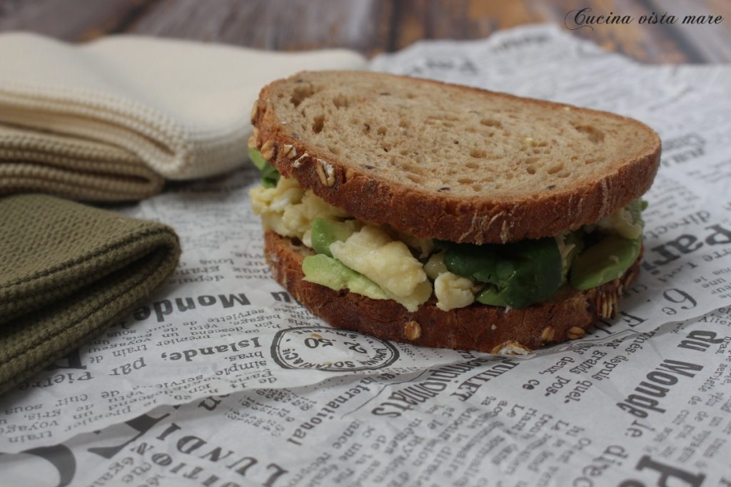 Toast œufs, avocat et pousses d'épinards Cuisine vue mer