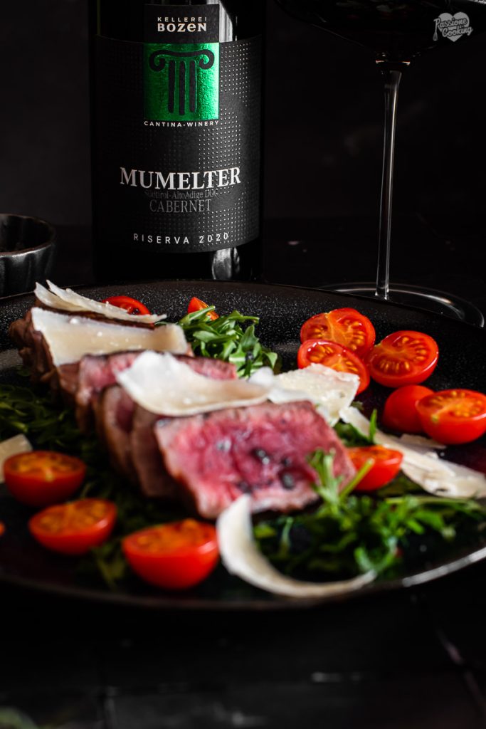 Tranche de bœuf avec roquette et tomates cerises