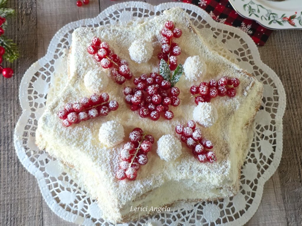 Gâteau paradis en étoile avec groseilles et noix de coco