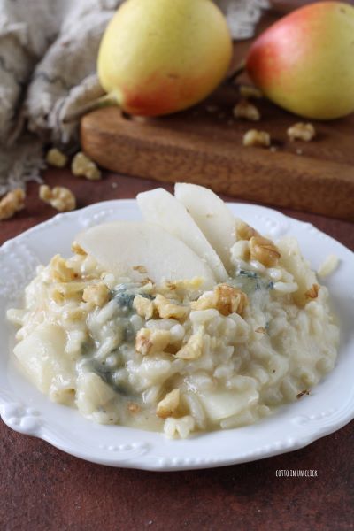 ajoutez les tranches de poire et quelques cerneaux de noix et servez