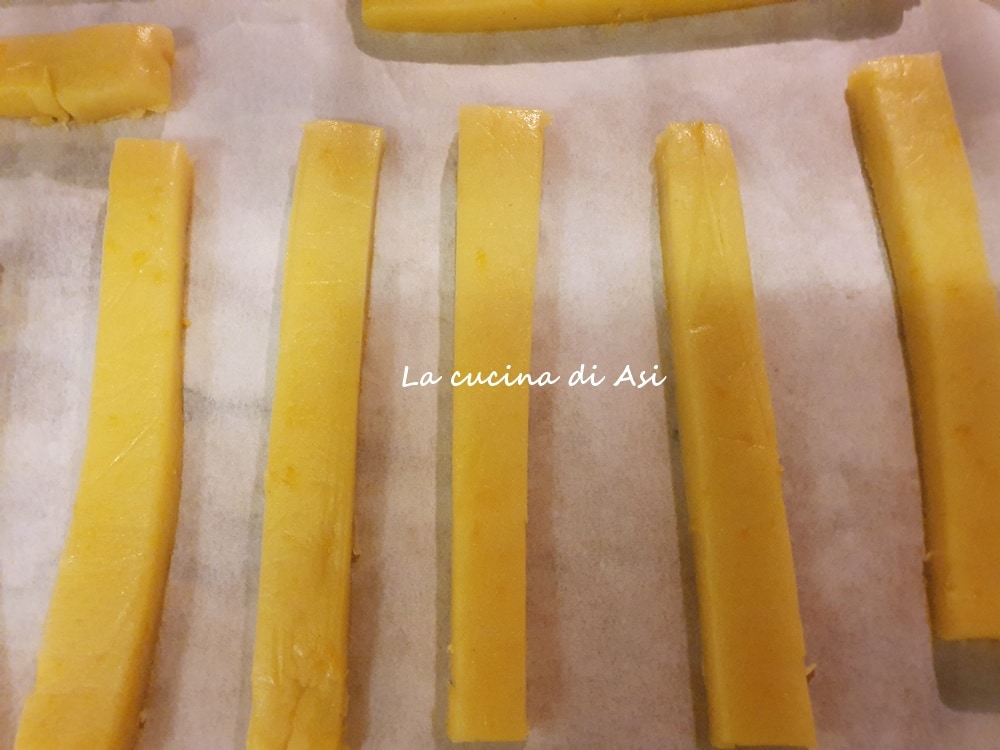allumettes de pâte sablée orange avant cuisson