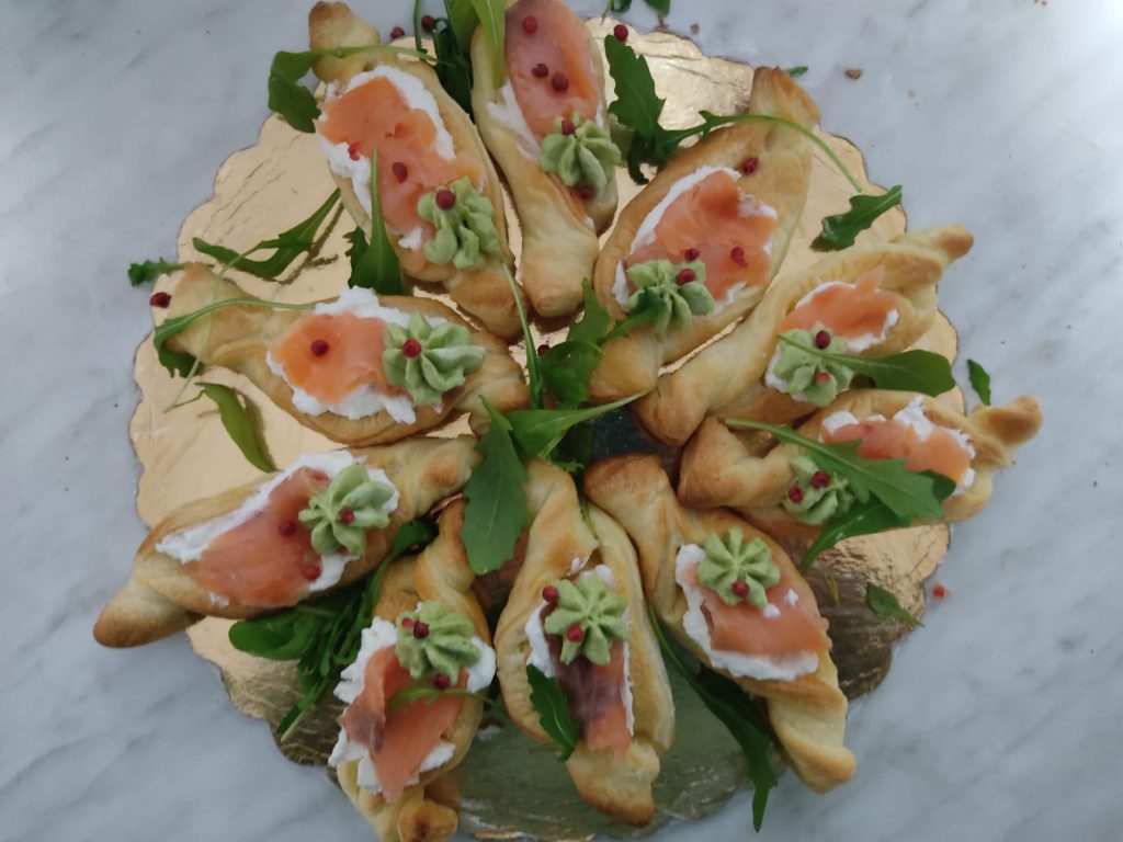 Barquettes de pâte feuilletée saumon et avocat