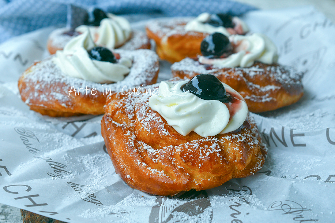 Beignets frits avec crème diplomate et cerises