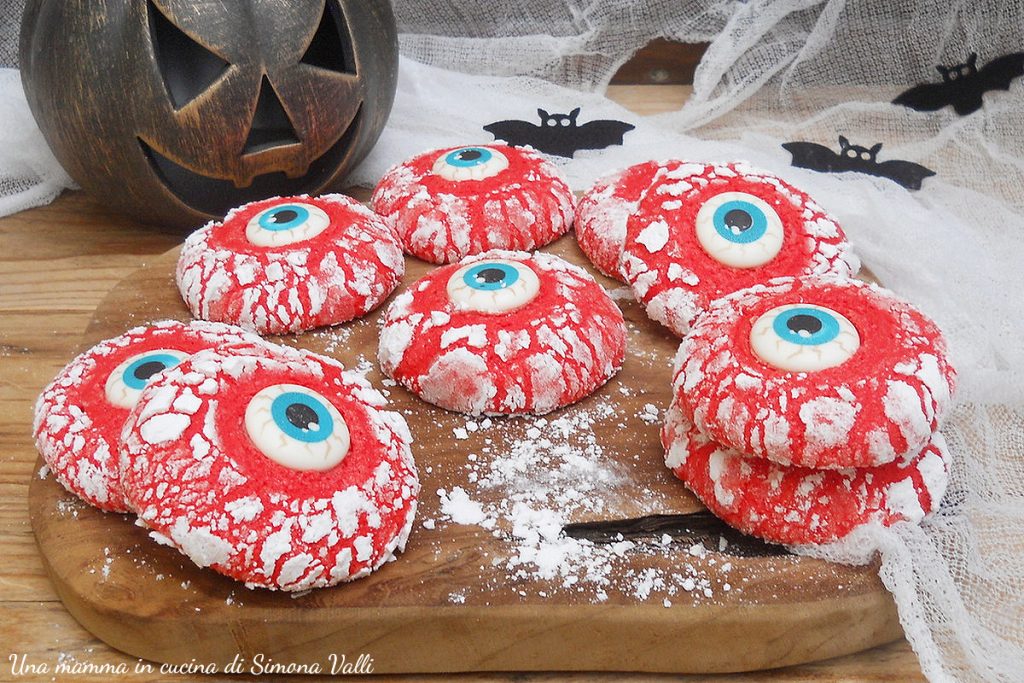 biscuits d'Halloween rouges avec des yeux