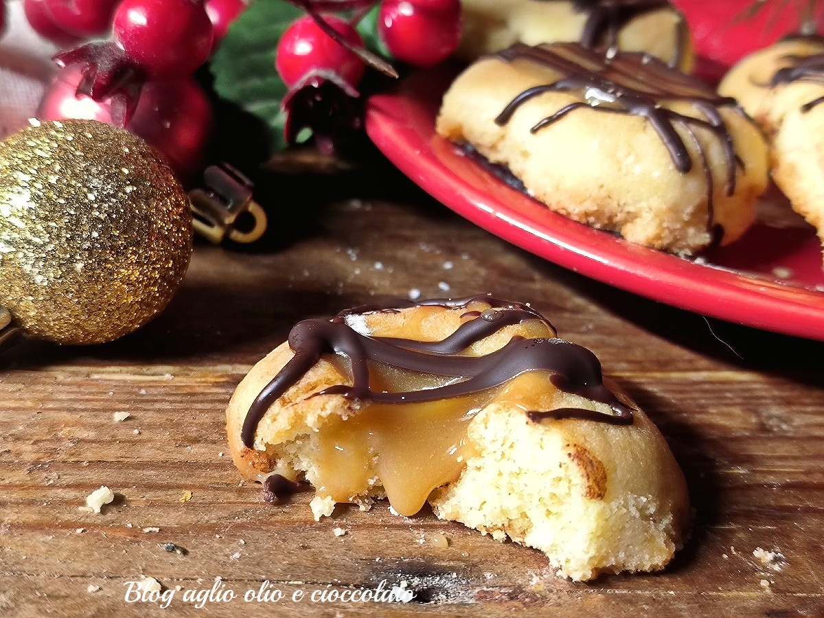 Biscuits de Noël au beurre avec crème caramel, friables et délicieux