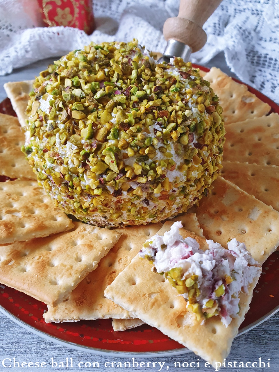 Boule de fromage aux canneberges, noix et pistaches