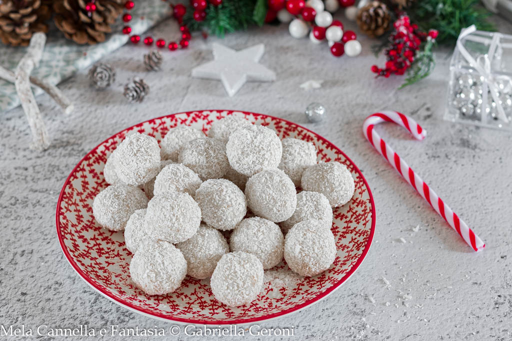 Boules de coco avec gaufrettes et chocolat blanc