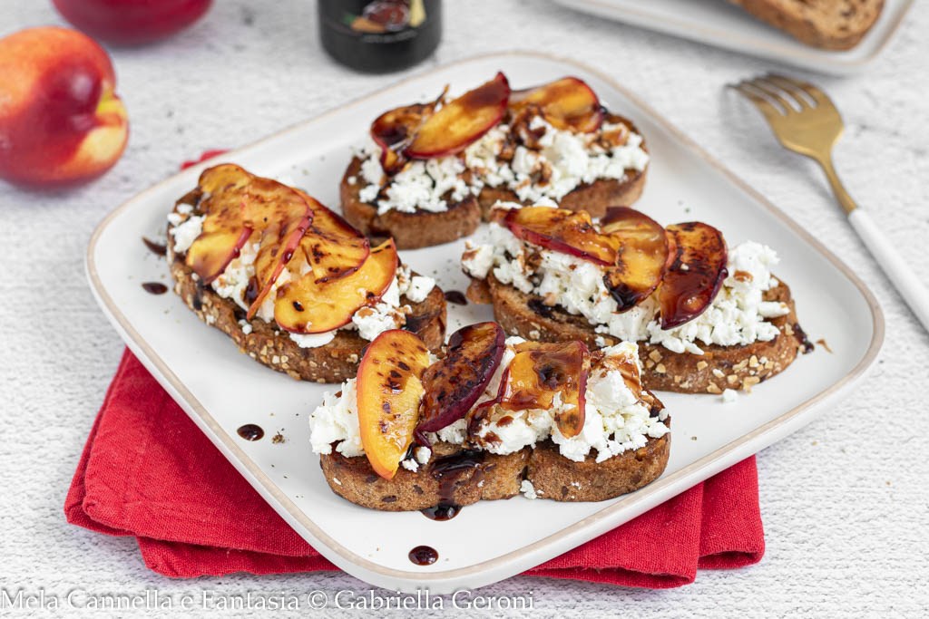 Bruschettas d&rsquo;été avec feta grecque et pêches grillées
