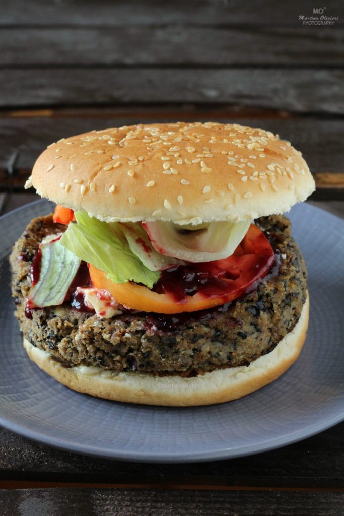 Burger aux haricots noirs et champignons avec sauce aux mûres