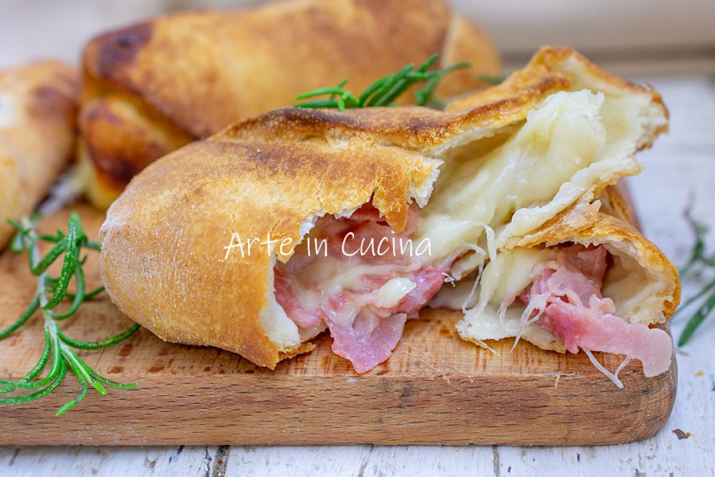 Cannoli de pizza roulés avec jambon et provola