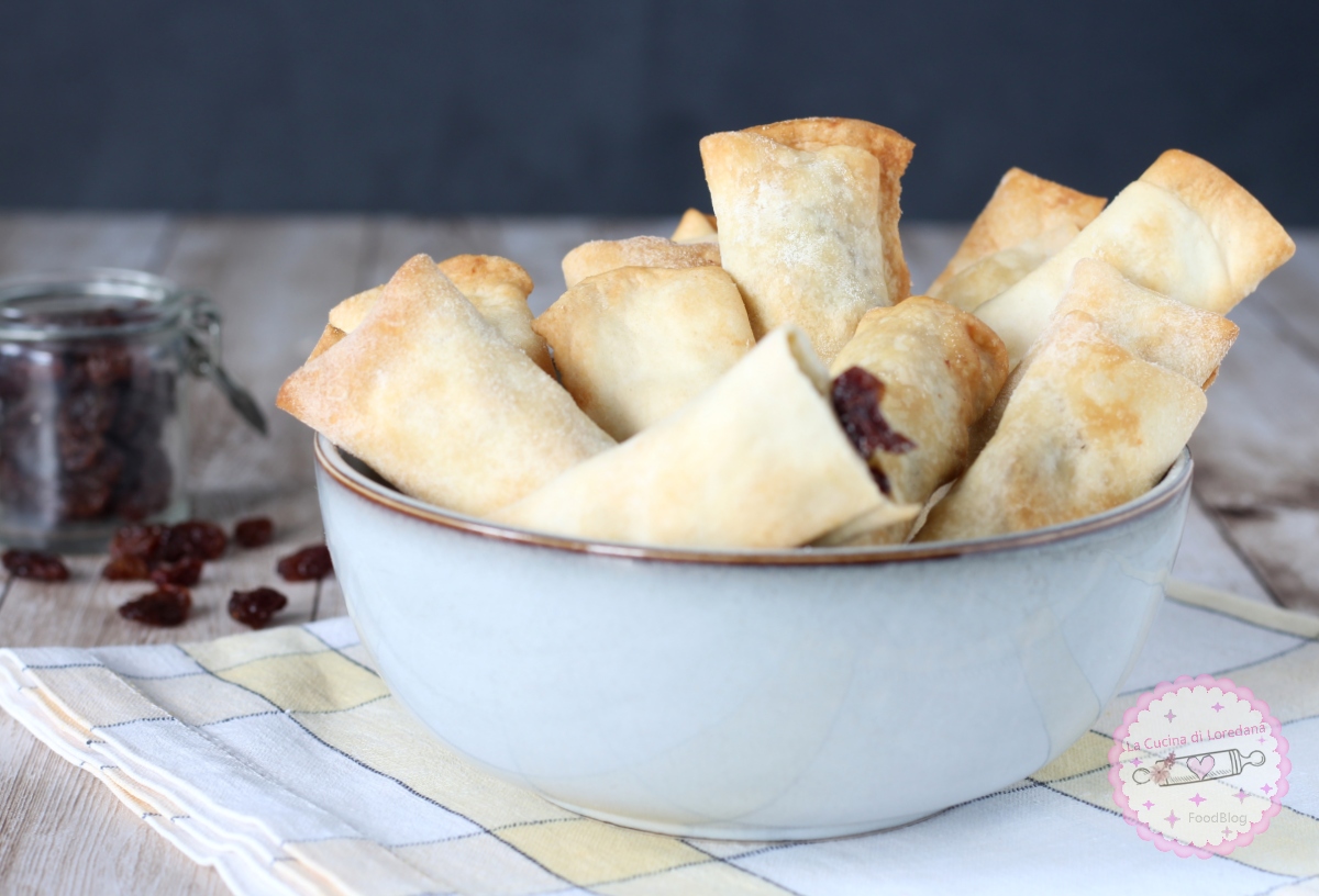 CHAUSSONS AUX RAISINS ET AUX ANCHOIS la recette des Pouilles