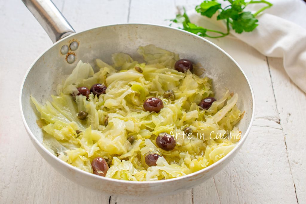 Chou braisé avec câpres et olives recette napolitaine
