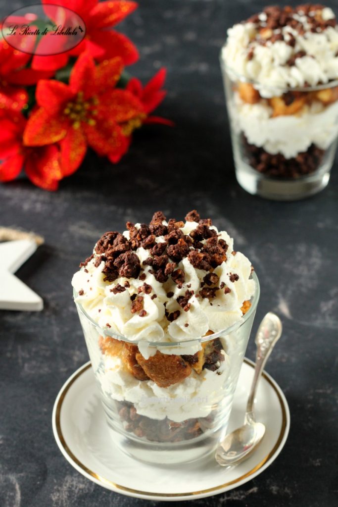 Coupe avec panettone et crumble au cacao