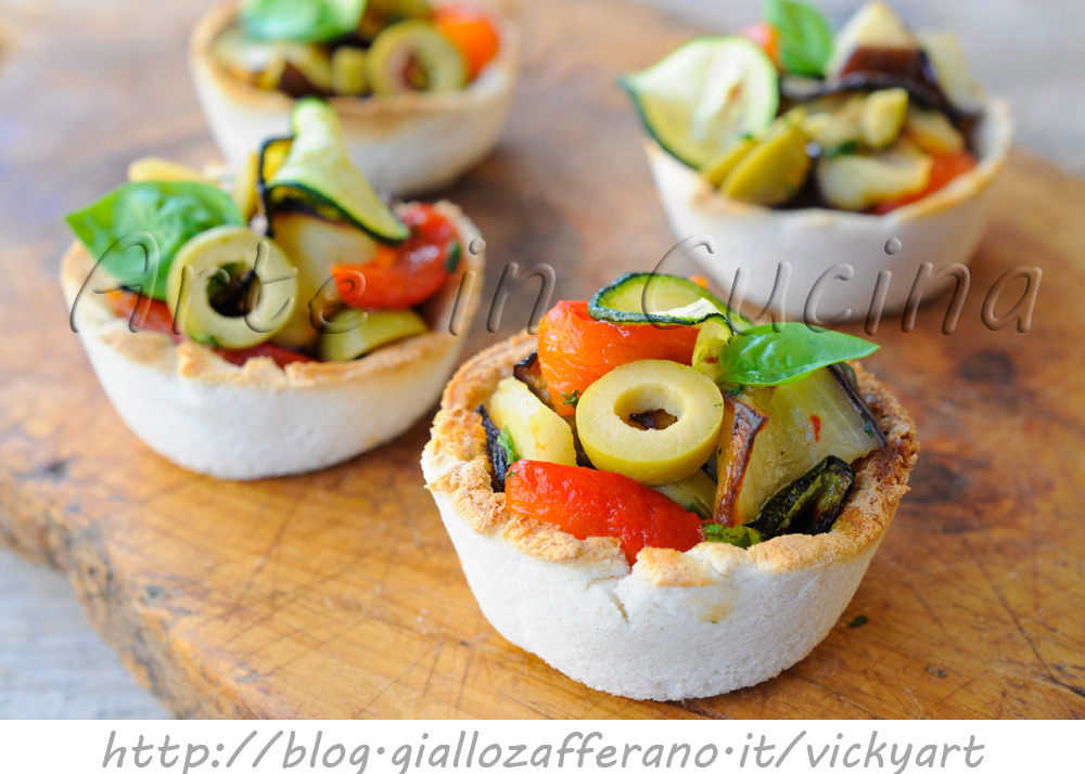 Coupes de pain de mie avec légumes grillés