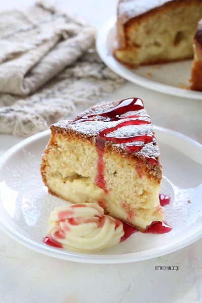 coupez le gâteau en tranches et servez avec de la crème pâtissière restante et du nappage aux griottes