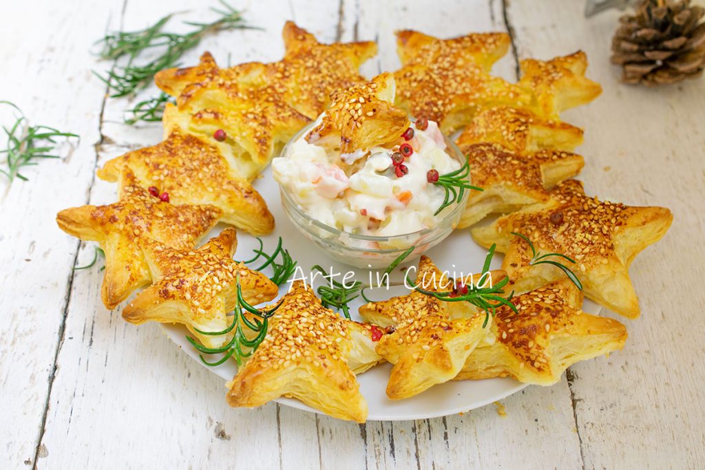 Couronne de Noël avec étoiles feuilletées au parmesan