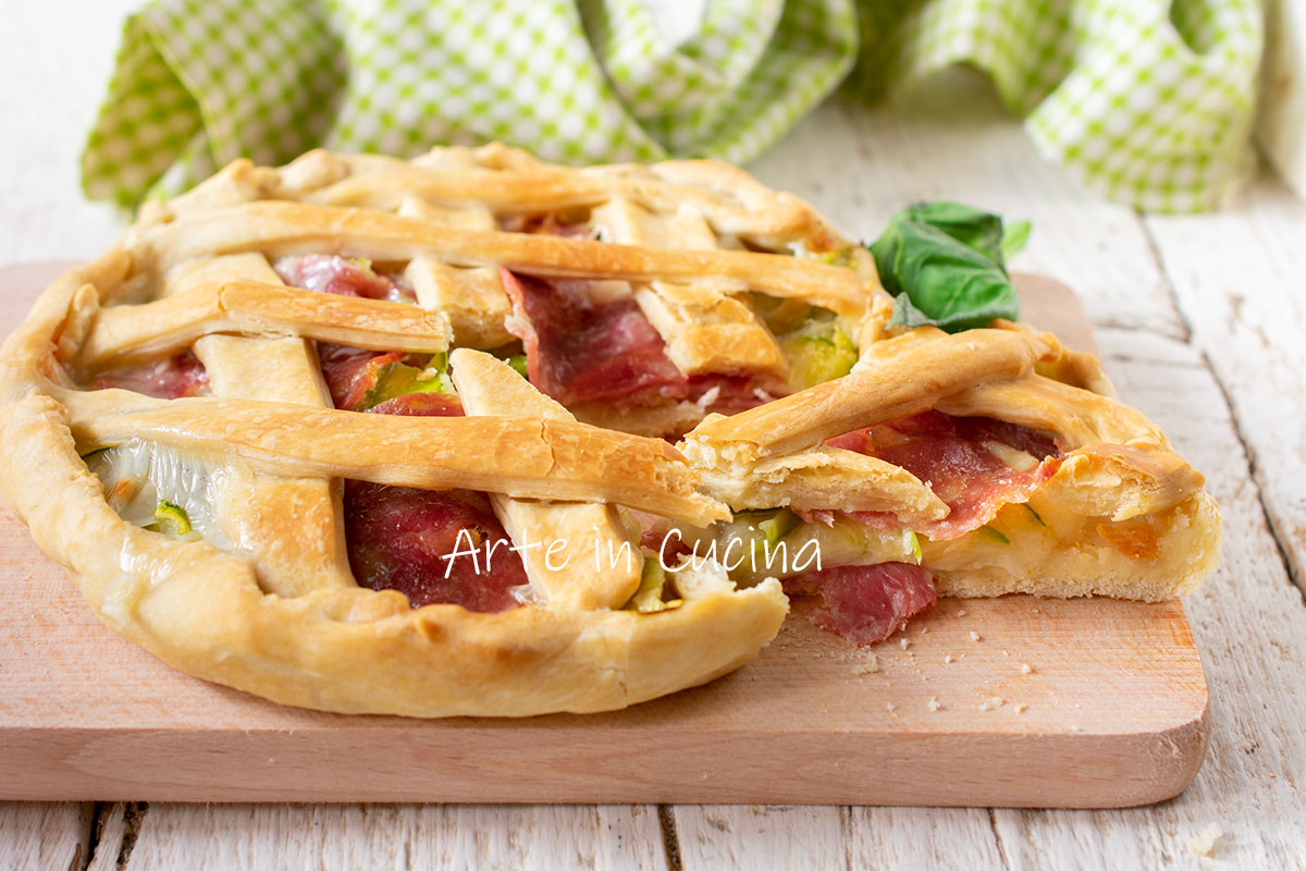 Tarte Salée avec Saucisson, Courgettes et Provolone