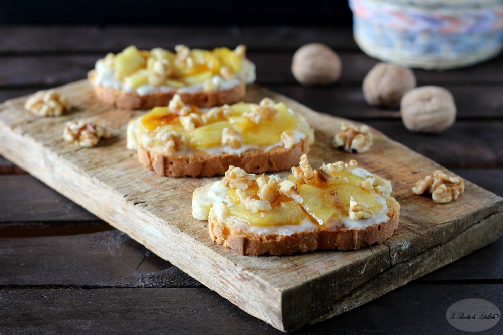 Crostini au gorgonzola, pommes caramélisées et noix