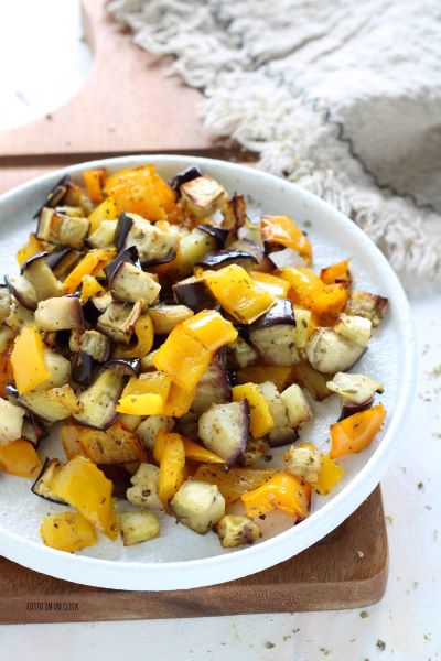 cuisson des légumes à la friteuse à air pendant 20 minutes ou jusqu'à ce qu'ils soient dorés