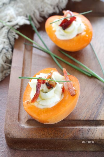 décorez les abricots avec de la ciboulette et servez