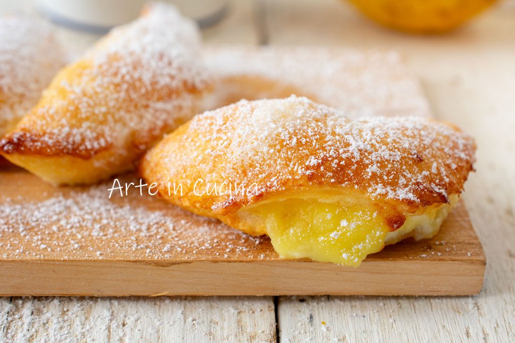 Demi-lunes de pâte feuilletée à la crème et ricotta