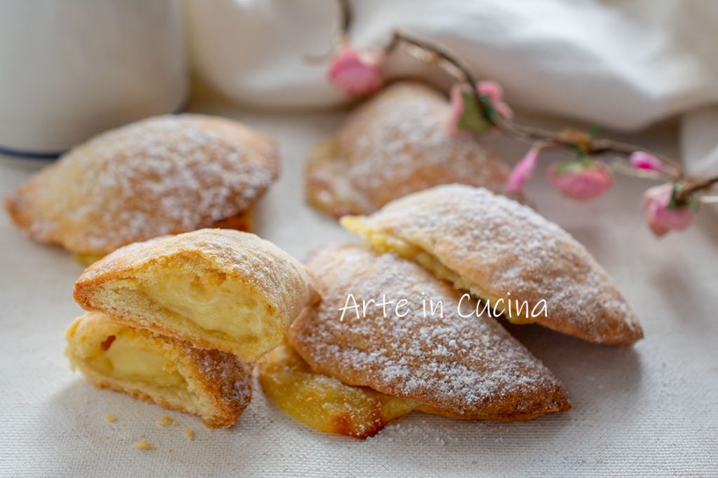 Demi-lunes de pâte sablée à la crème