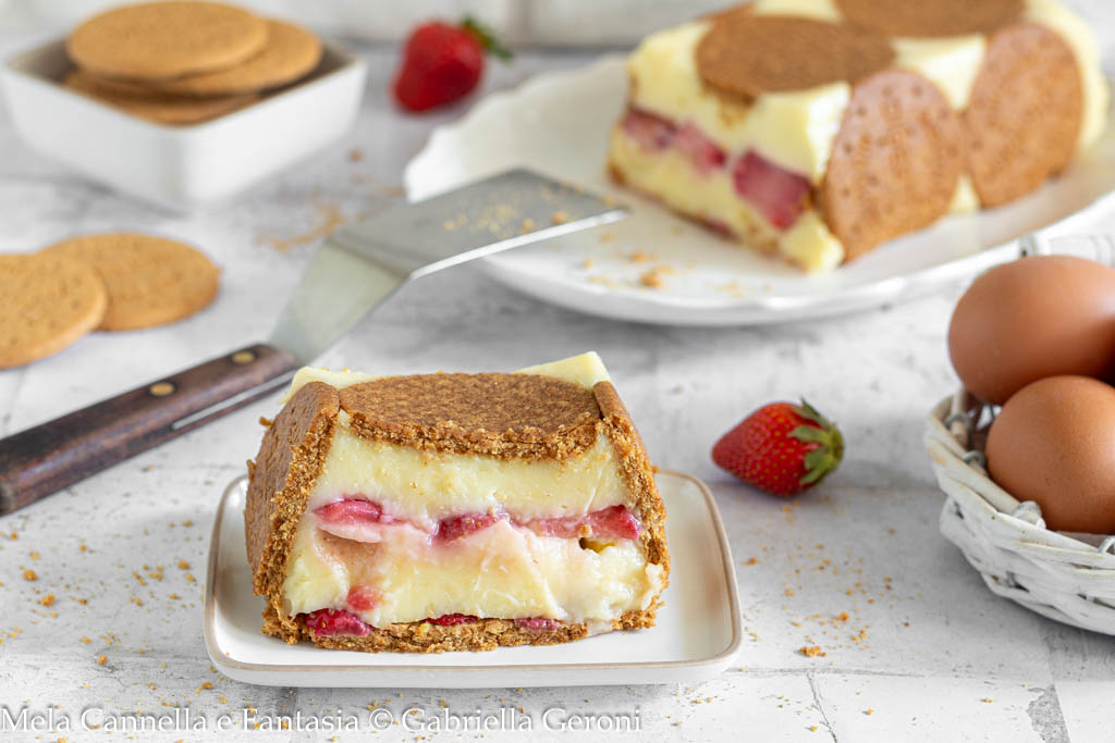 Dessert avec biscuits secs, crème et fraises facile et rapide