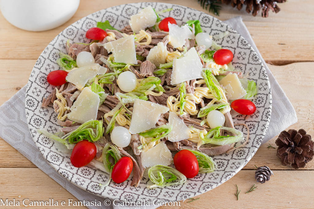 Dinde bouillie effilochée avec des cornichons