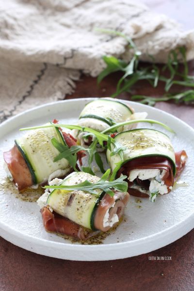 disposez les roulés de courgettes sur une assiette et répartissez la citronnette