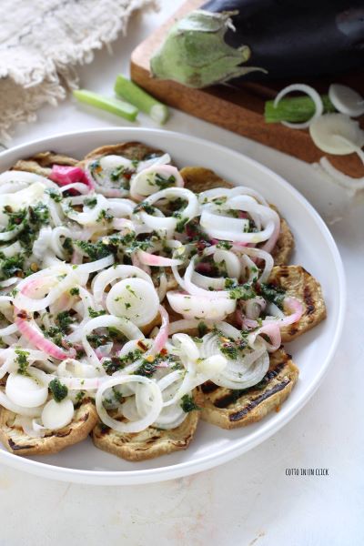 disposez les aubergines sur un plat, ajoutez la petite sauce, les oignons égouttés et une autre couche de petite sauce