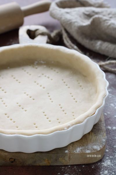 enveloppez la pâte brisée dans du film alimentaire et mettez-la au réfrigérateur pour reposer