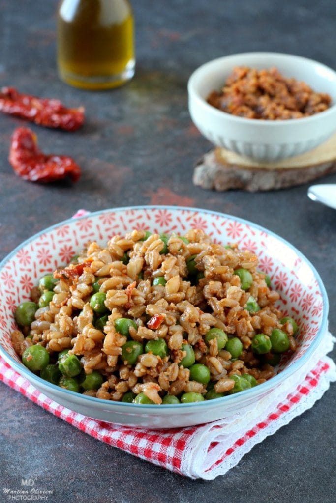 Épeautre avec petits pois et pesto de tomates séchées
