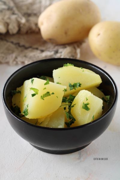 épluchez les pommes de terre, coupez-les en dés et assaisonnez-les à votre goût