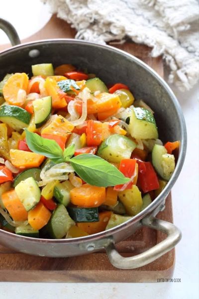 faites cuire les légumes avec le couvercle pendant 10 minutes et servez