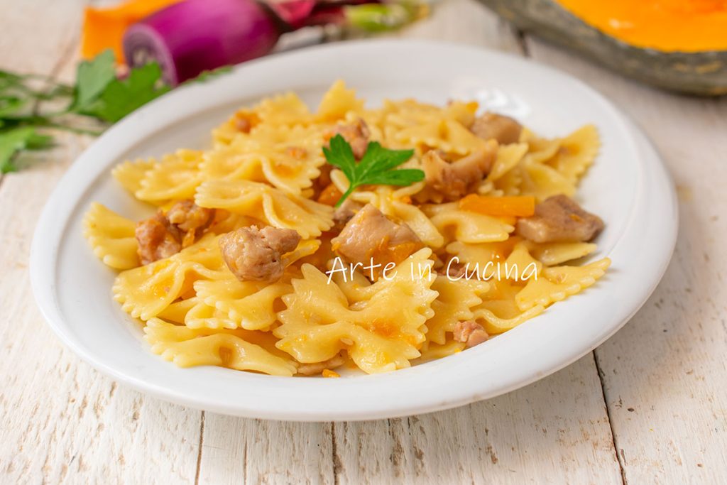 Farfalle à la citrouille, saucisse et champignons
