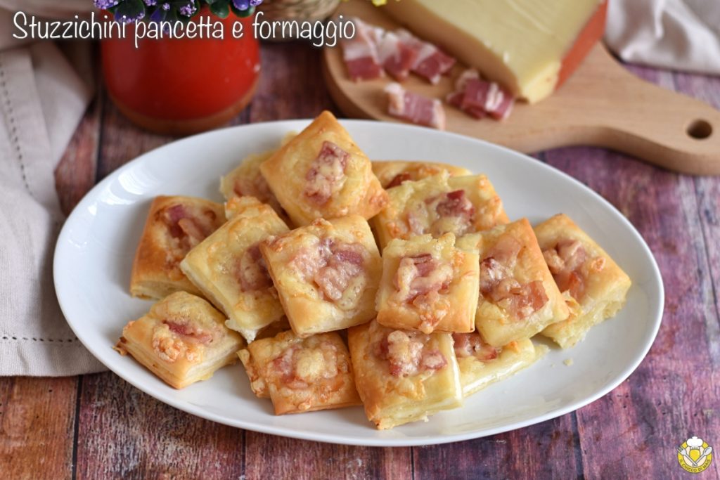 Feuilletés au bacon et fromage, recette apéritif rapide avec pâte feuilletée, beaucoup de petits fours farcis, petites feuilles il chicco di mais
