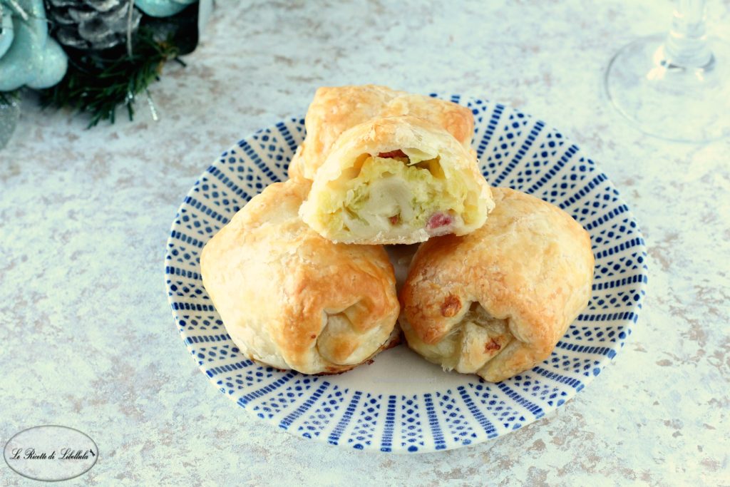 Feuilletés à la pâte feuilletée avec chou, fromage et salami