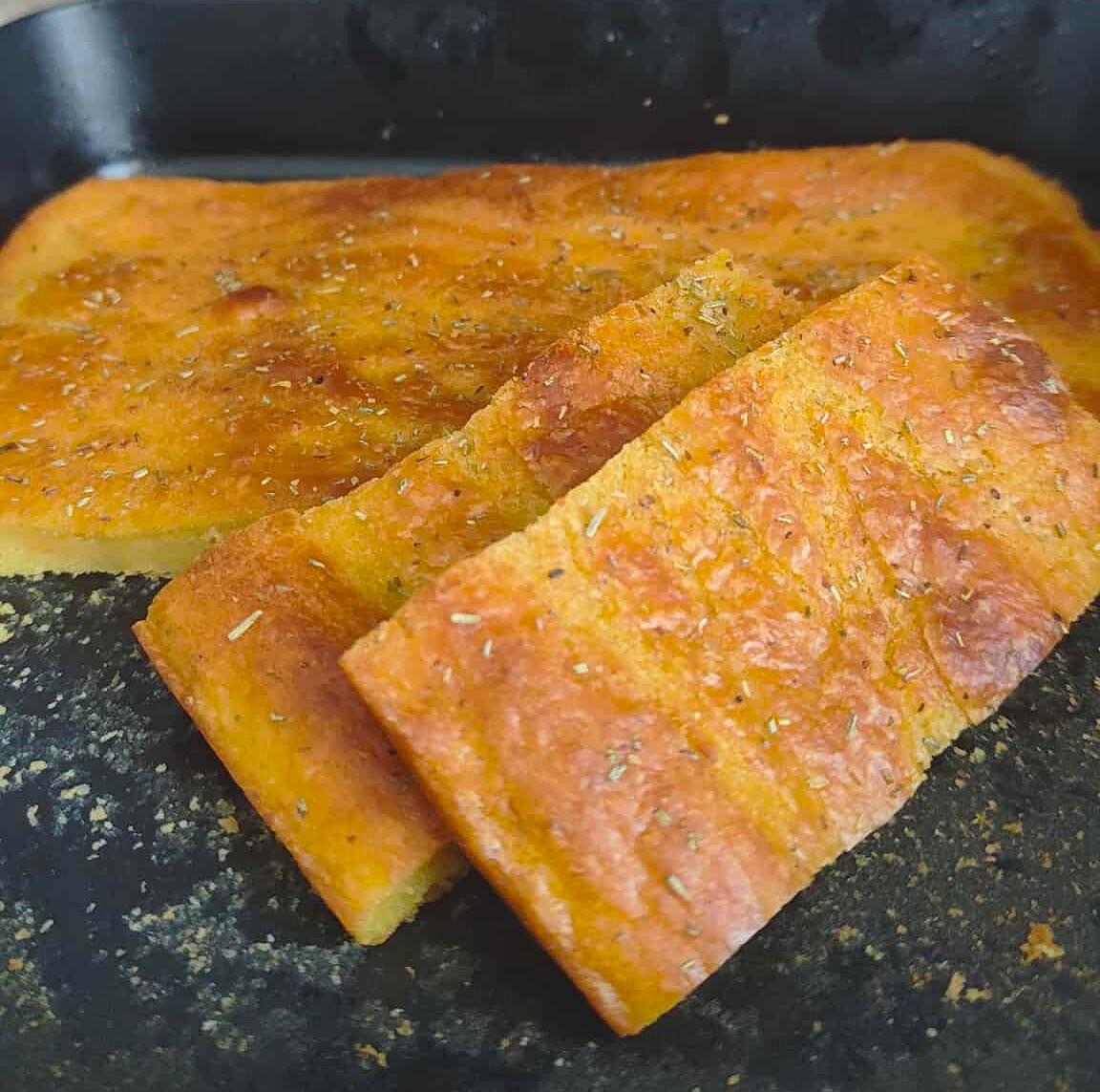 PIZZA AUX POIS CHICHES FAITE MAISON : recette avec pois chiches passés pour une pâte protéinée et saine