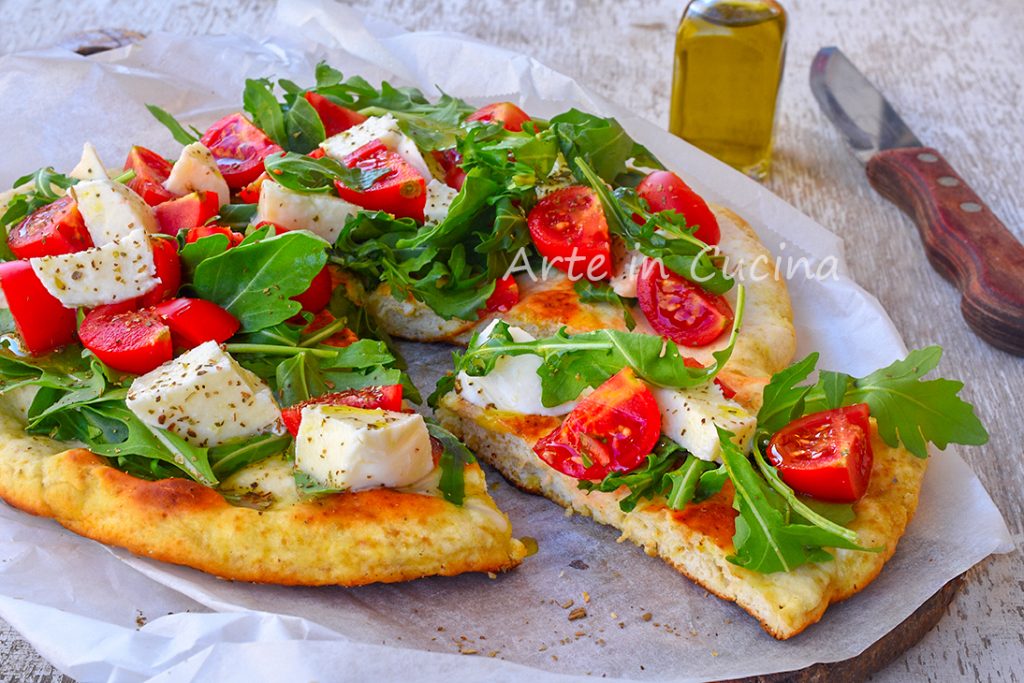 Focaccia pizza rapide à la poêle avec roquette et tomates cerises