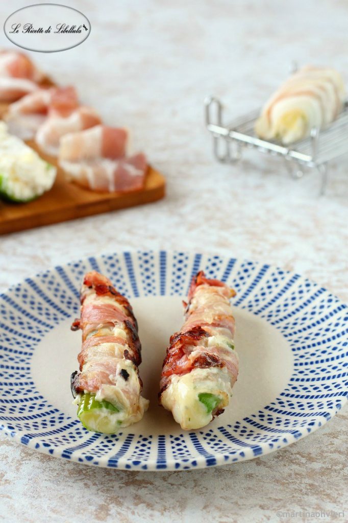 Poivrons farcis au fromage et enroulés de bacon