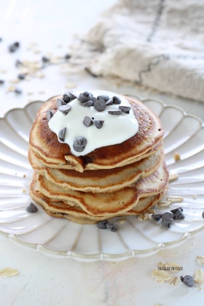 garnissez les crêpes avec du yaourt et des pépites de chocolat