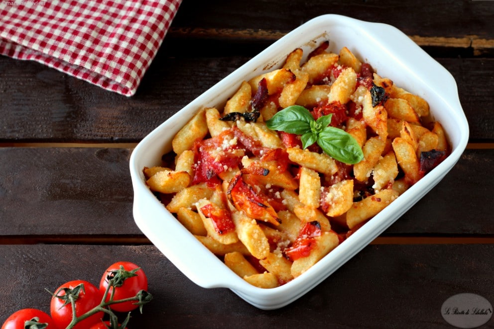 Gnocchi gratinés au four avec speck et tomates cerises
